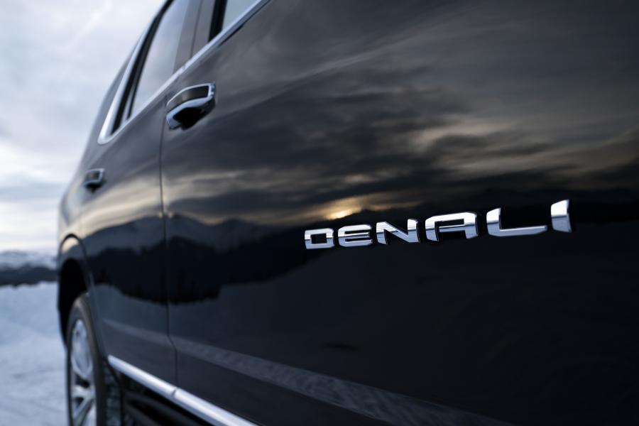 Логотип GMC Yukon Denali 2020 года  (фото 25 из 31)